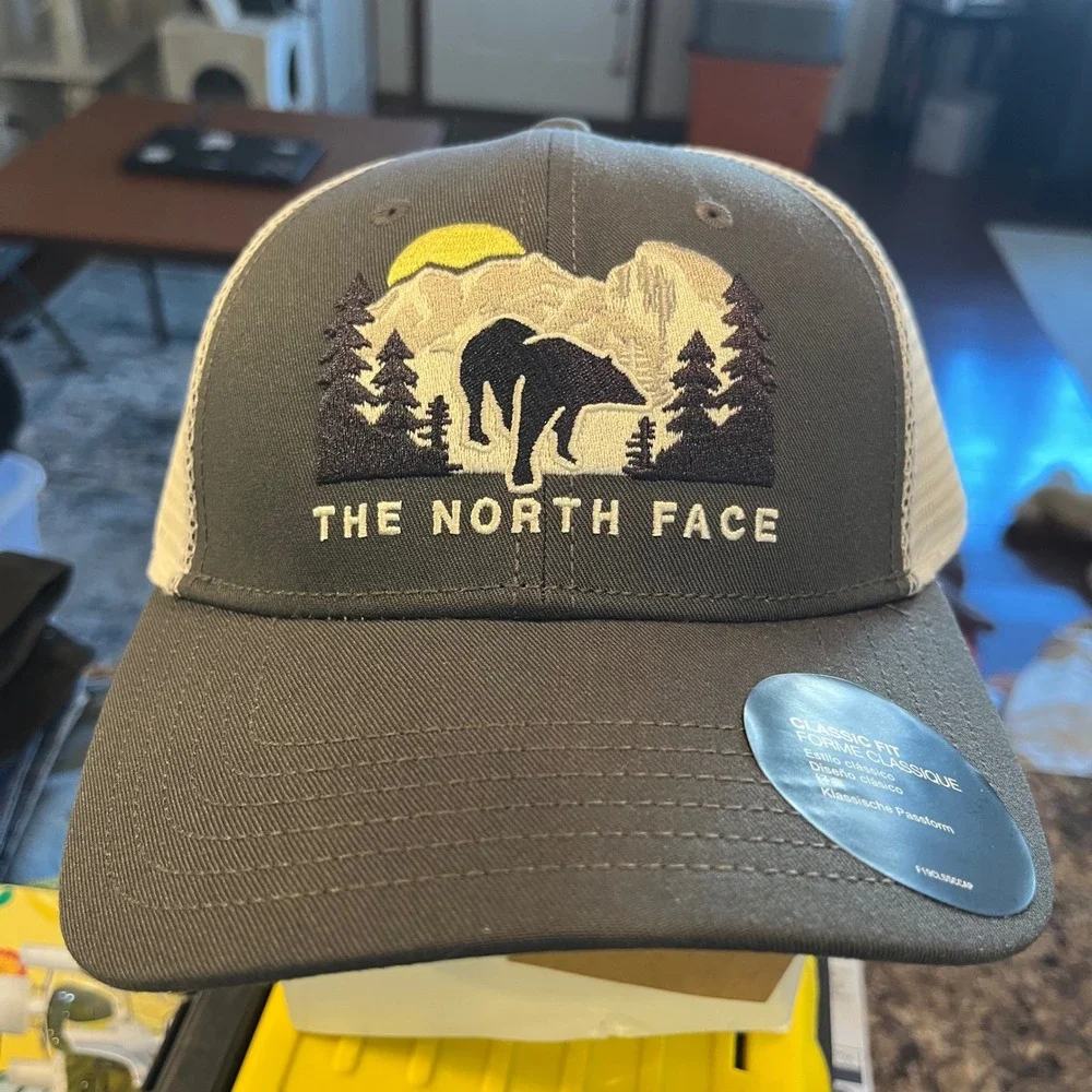 The North Face NEW Embroidered Mudder Trucker Hat Grey White Bear‎ Mountain Hat